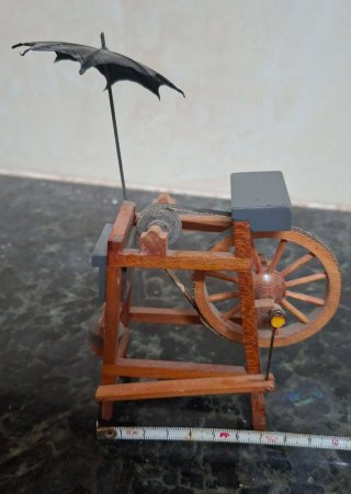 Miniatura afilador cuchillos antiguo