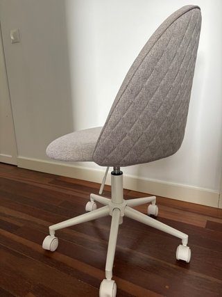 Silla de oficina gris y blanca