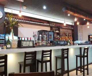 Sillas, taburetes, mesas, cocina, bodega bar