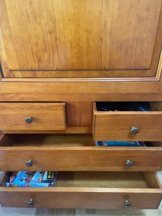 Mueble de madera con cajones