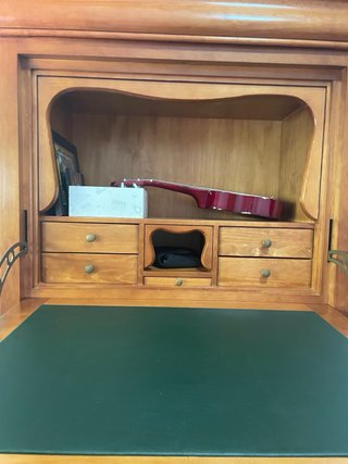 Mueble de madera con cajones