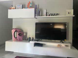 Mueble de salón blanco y negro