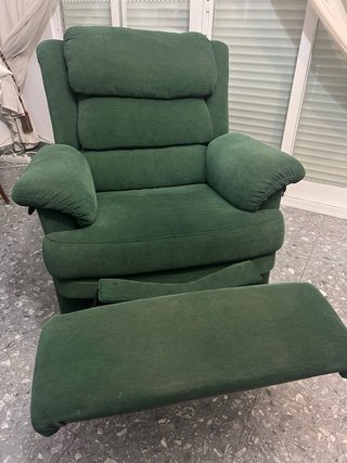 2 sillones reclinables de tela verde