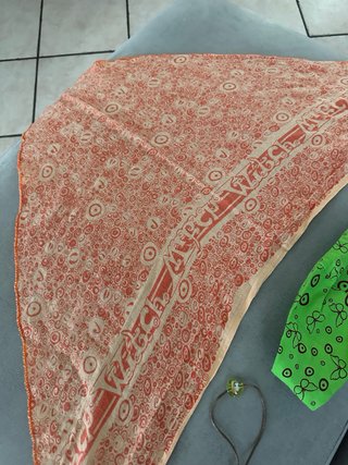 Sciarpa triangolare arancione e fascia verde