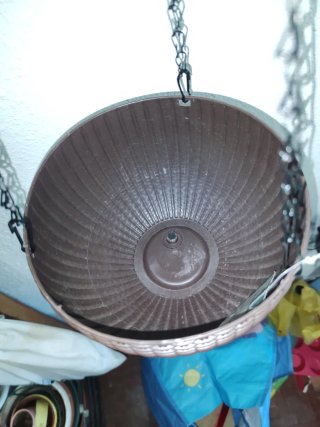 Maceta colgante marrón con cadena