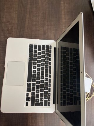 MacBook Air gris con Cargador