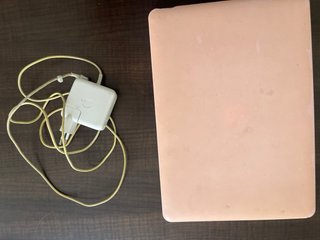 MacBook Air gris con Cargador