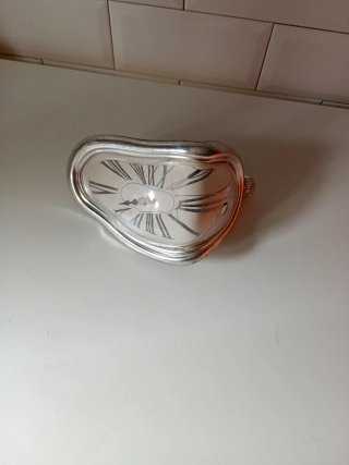 Reloj Plateado con Diseño Fundido,para piezas