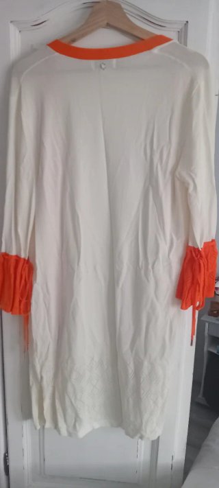 Chaqueta larga blanca con detalles naranja