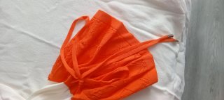 Chaqueta larga blanca con detalles naranja