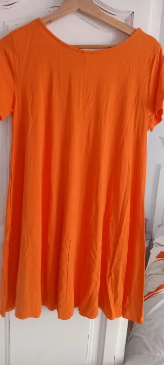 Chaqueta larga blanca con detalles naranja
