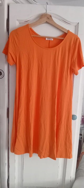 Chaqueta larga blanca con detalles naranja