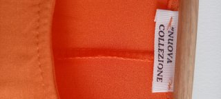 Chaqueta larga blanca con detalles naranja