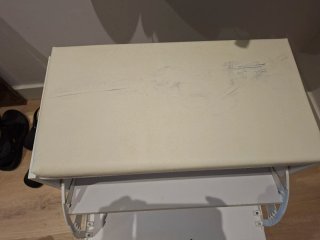 Zapatero blanco con asiento.