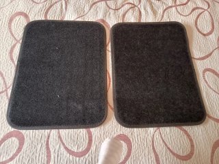 Dos alfombrillas de coche