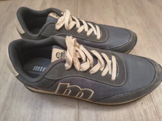 Zapatillas Mustang grises y beige