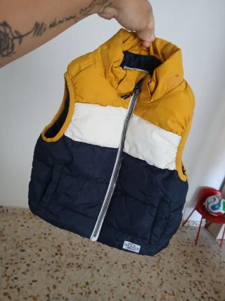 Chaleco pluma sin mangas niño amarillo y azul