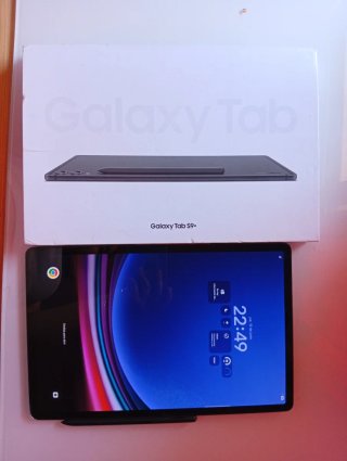 Tablet con pantalla azul y multicolor