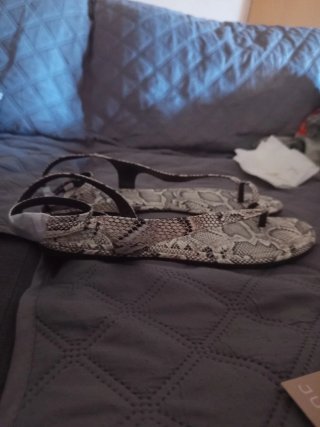 Sandalias planas con tiras al tobillo