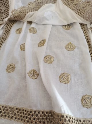 Manteleta Huertana Bordada Oro y Blanca