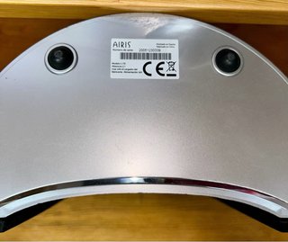 Equipo de sonido Airis con mando a distancia.