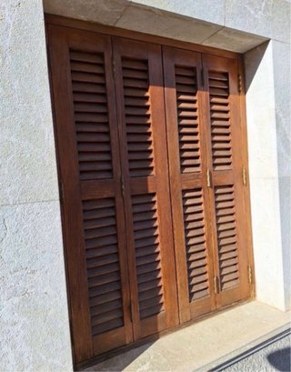 Ventanas y persianas de madera estilo norte