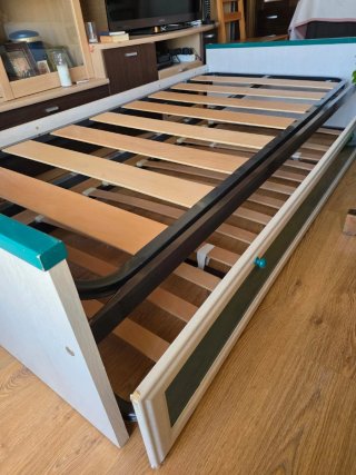 Cama nido blanca y verde