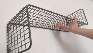 Estantería de pared metálica verde.