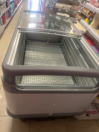 Congelador y refrigerador expositor con luz led.