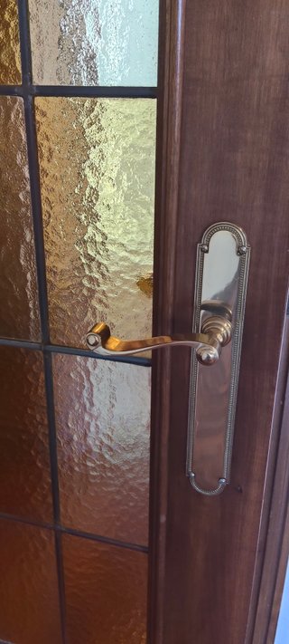 PUERTA DE NOGAL CON VIDRIERA EMPLOMADA