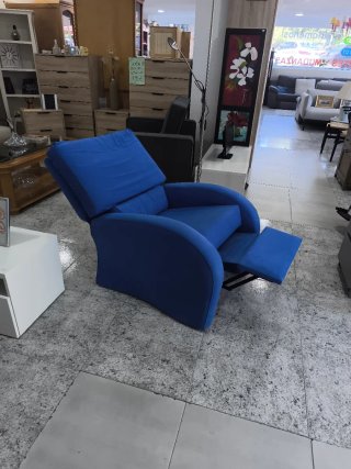 Sillón azul de tela, reclinable