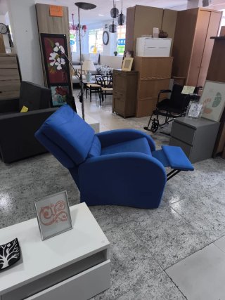 Sillón azul de tela, reclinable