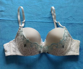 3 reggiseni bianchi con dettagli oro
