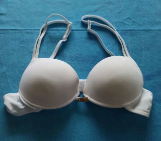 3 reggiseni bianchi con dettagli oro