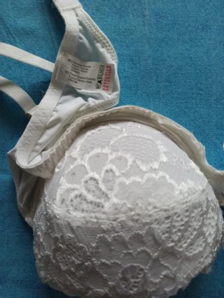 3 reggiseni bianchi con dettagli oro