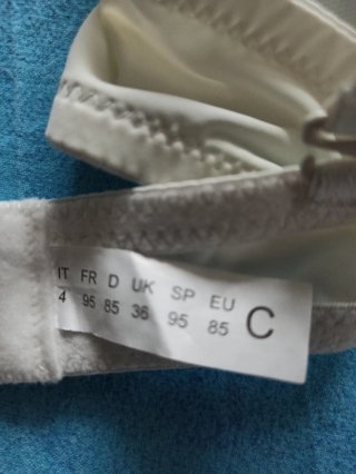 3 reggiseni bianchi con dettagli oro
