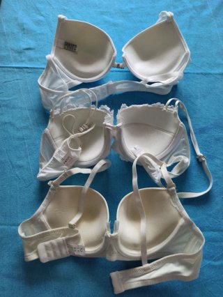 3 reggiseni bianchi con dettagli oro