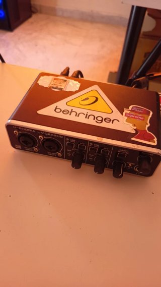 Altavoces KRK CLASSIC 5 + Behringer UMC202HD