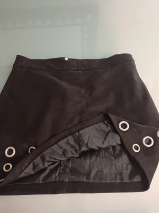Falda Stradivarius negra con ojales