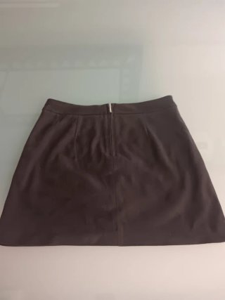 Falda Stradivarius negra con ojales