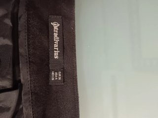 Falda Stradivarius negra con ojales