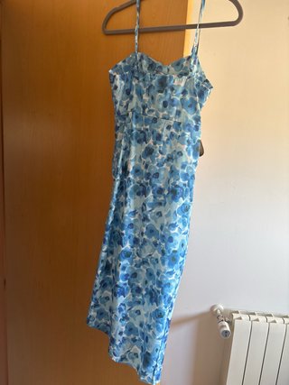 Vestido floral azul con fruncido