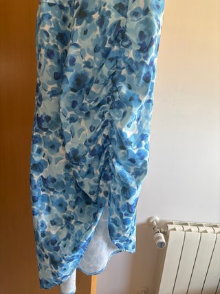 Vestido floral azul con fruncido