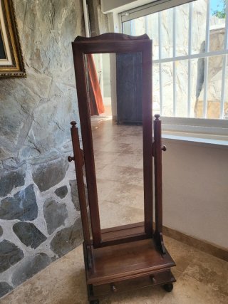 Specchio a figura intera in legno
