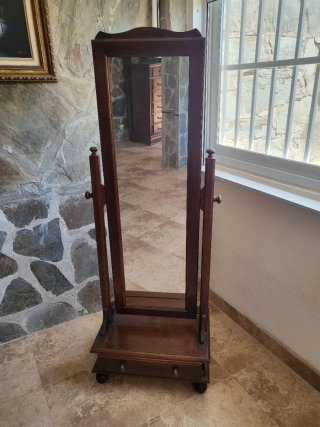 Specchio a figura intera in legno
