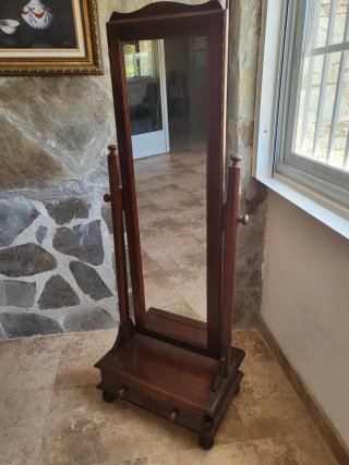 Specchio a figura intera in legno