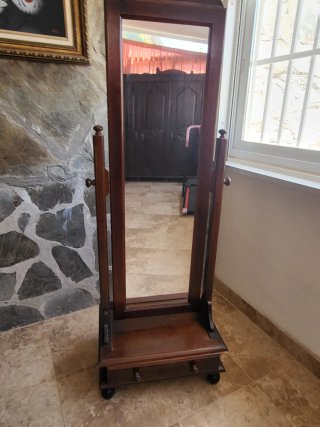 Specchio a figura intera in legno