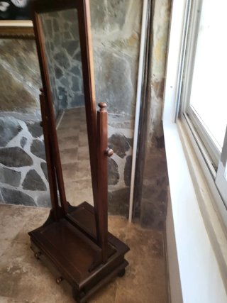 Specchio a figura intera in legno