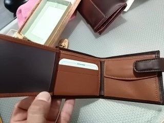 Cartera de cuero con escudo