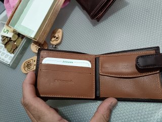 Cartera de cuero con escudo